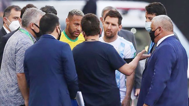 Kapten Brazil dan Argentina, Neymar Jr dan Lionel Messi, saat adu argumen dengan petugas Anvisa yang menghentikan pertandingan Pra Piala Dunia Zona Amerika Latin di menit keenam.